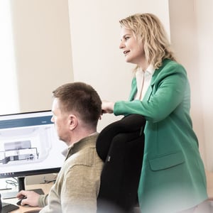 Woman and man working in front of a computer_HAV Hydrogen_810x810px
