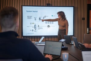 Norwegian Greentech-meeting-woman-presenting_3000x2000px